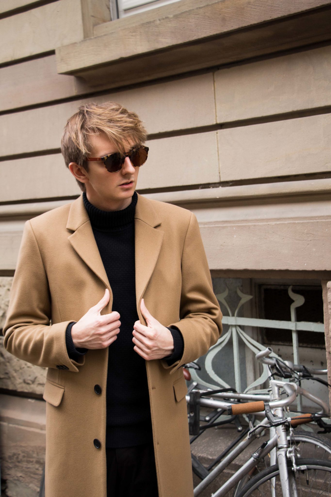 The Camel coat is a must have in your closet ! But how choose it, and wear it ? The answer is in my blog post ! // Le manteau camel est sans aucun doute un indispensable ! Mais comment le choisir et le porter ? La réponse dans cet article sur mon blog. 