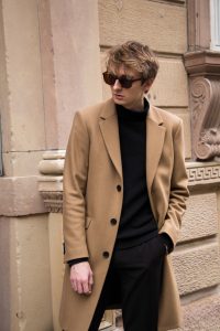 The Camel coat is a must have in your closet ! But how choose it, and wear it ? The answer is in my blog post ! // Le manteau camel est sans aucun doute un indispensable ! Mais comment le choisir et le porter ? La réponse dans cet article sur mon blog.
