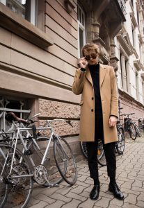 The Camel coat is a must have in your closet ! But how choose it, and wear it ? The answer is in my blog post ! // Le manteau camel est sans aucun doute un indispensable ! Mais comment le choisir et le porter ? La réponse dans cet article sur mon blog.