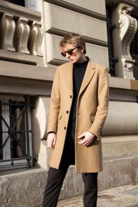 The Camel coat is a must have in your closet ! But how choose it, and wear it ? The answer is in my blog post ! // Le manteau camel est sans aucun doute un indispensable ! Mais comment le choisir et le porter ? La réponse dans cet article sur mon blog.